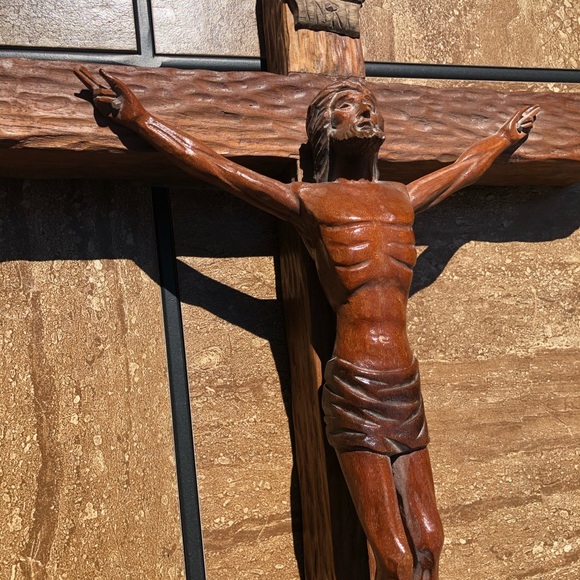 Original Jose Pinal Carved, Crucifix Sculpture - Picture 2 of 7
